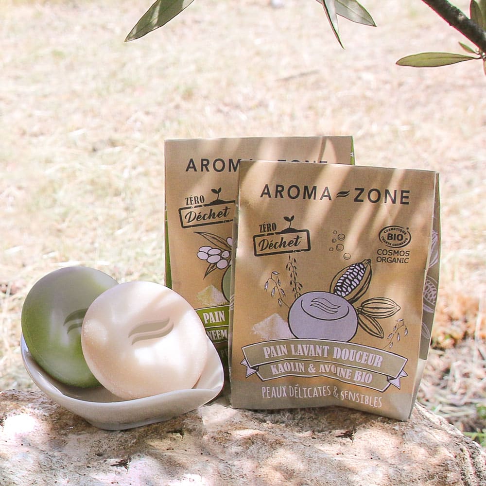 Gamme de cosmétiques solides par Aroma-Zone pour une routine beauté sans polluer.