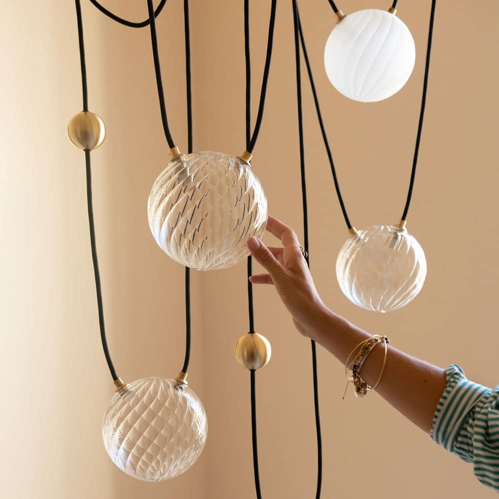 Les luminaires d’hiver sous la forme de suspensions lumineuses Beloio, en verre borosilicate soufflé à la bouche de chez Margaux Keller Collections.