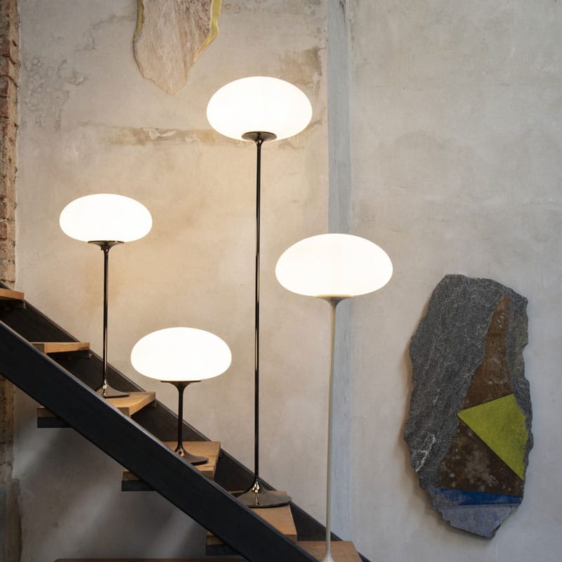Les luminaires d’hiver sous la forme de lampes à poser et lampadaires Gubi, base métal de chez RBC Mobilier.