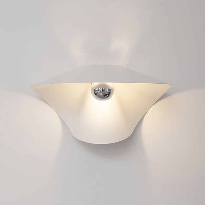 Les luminaires d’hiver sous la forme d’applique Petite Nonne, en acier laqué de chez Designheure.