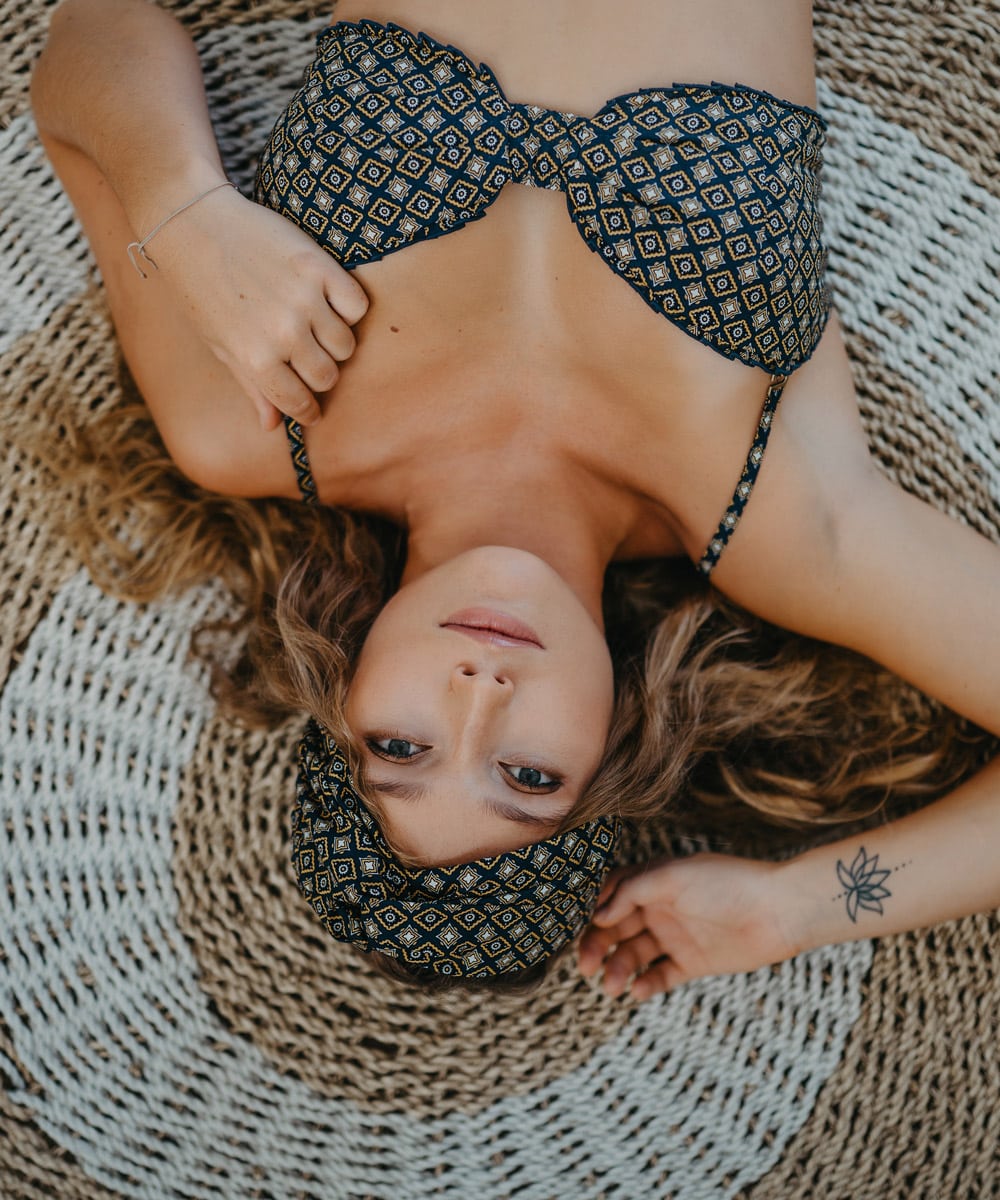Le beachwear de chez Ada Perlu avec le bandeau Eka.