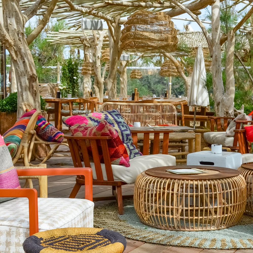 une-plage-en-hiver-a-saint-tropez-CABANE-BAMBOU_restaurant-lounge