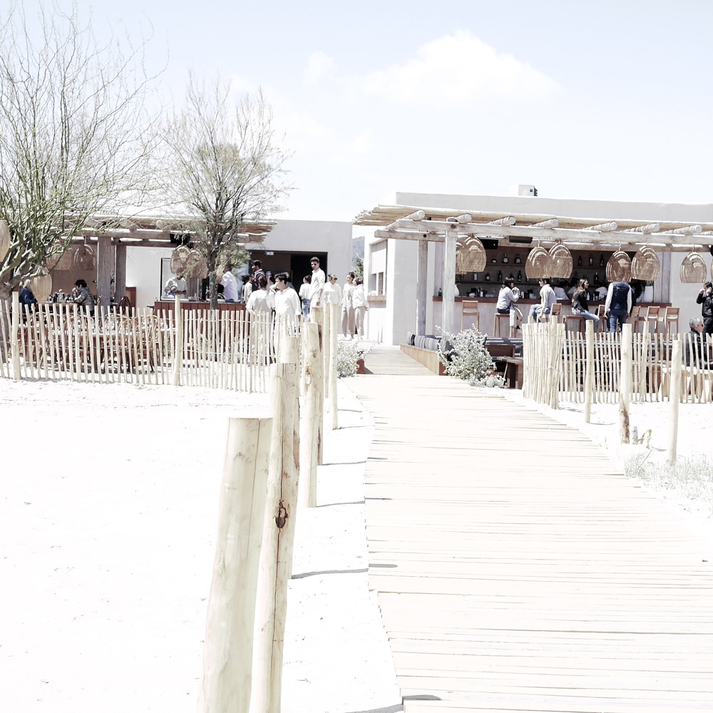 une-plage-en-hiver-a-saint-tropez-INDIE-Beach-House