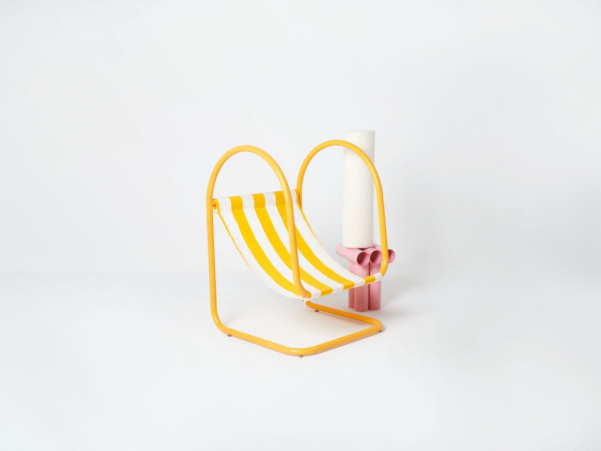 Fauteuil vintage contemporain jaune avec le tabouret Septem rose désignés par Axel Chay