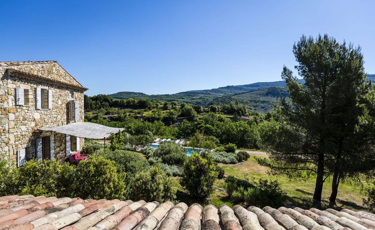 Confinez-moi-ici-Hameau-Les-Davids-Hameau-de-Cournille-Luberon-terrasse-nature