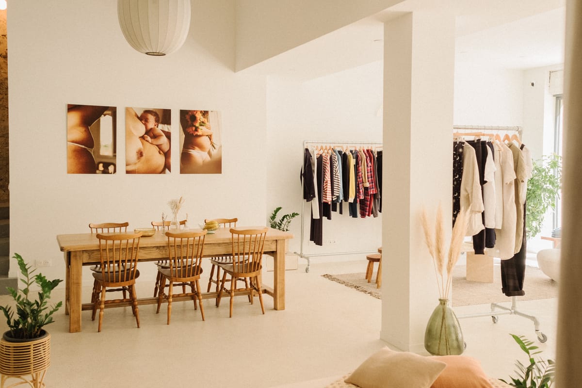 Intérieur spacieux et lumineux de la boutique Jolibump proposant des vêtements de maternité durables pour femmes.