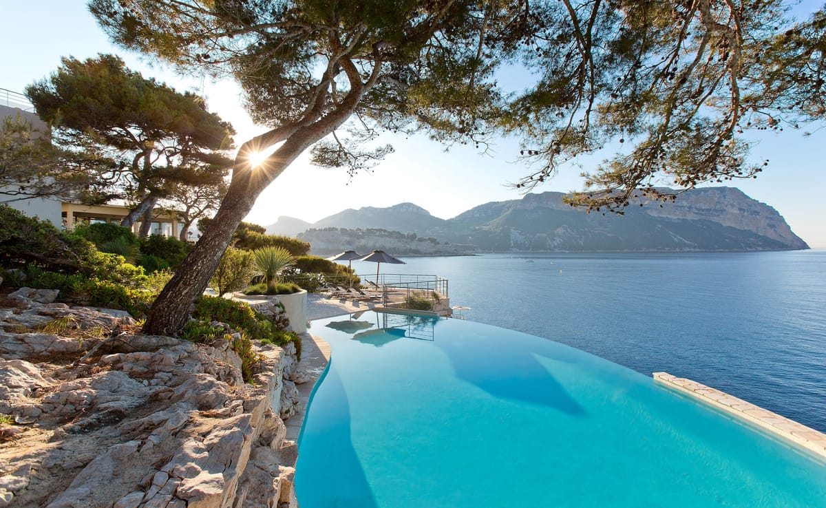 Les-Roches-Blanches-Cassis-piscine-mer