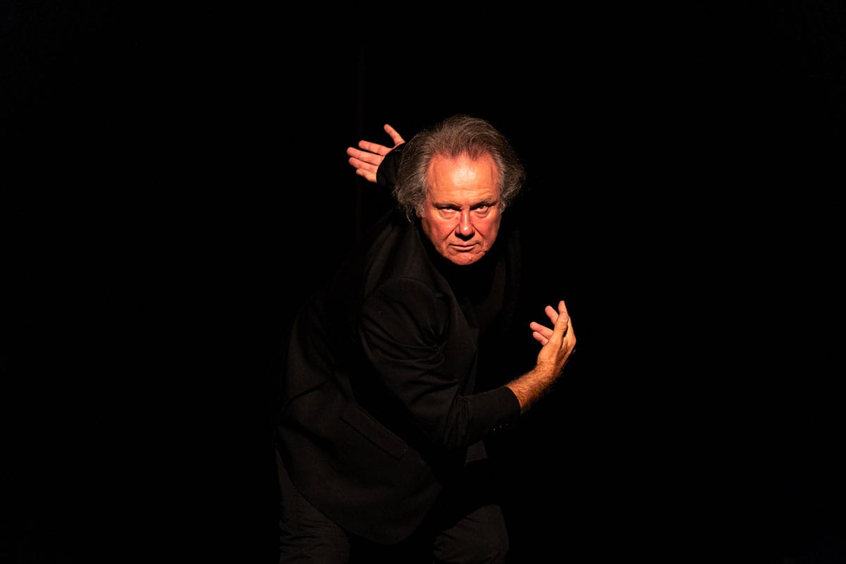 Philippe Martin, metteur en scène, acteur, auteur, homme de théâtre et enseignant représenté sur scène