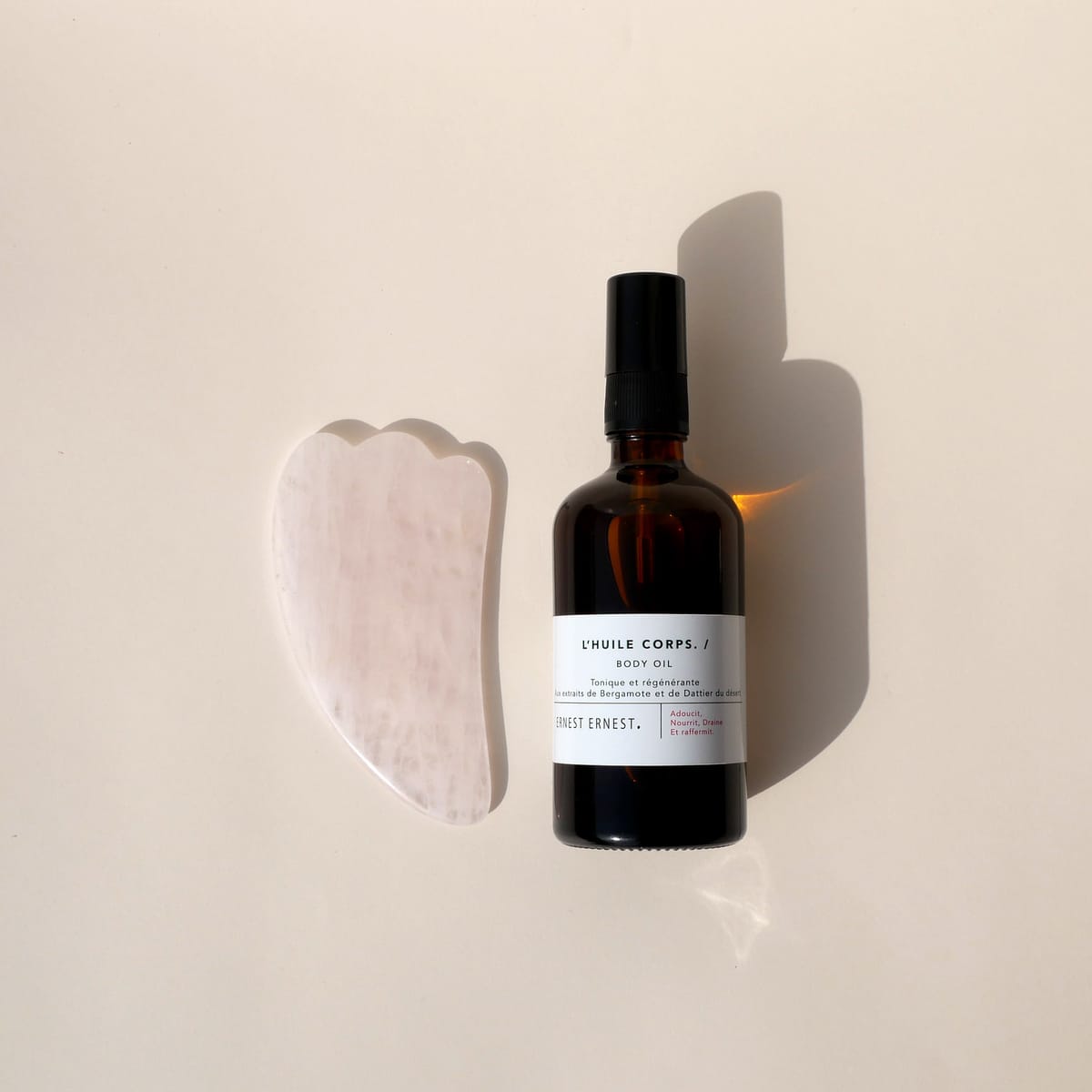 Produits cosmétiques comprenant une huile corps et un gua sha de la marque Ernest Ernest