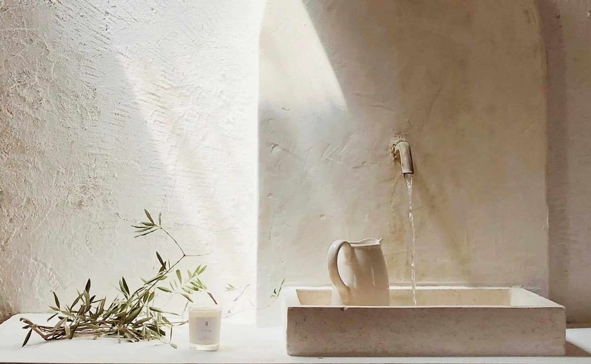 maison carre en provence evier pierre bougie carafe eau ambiance