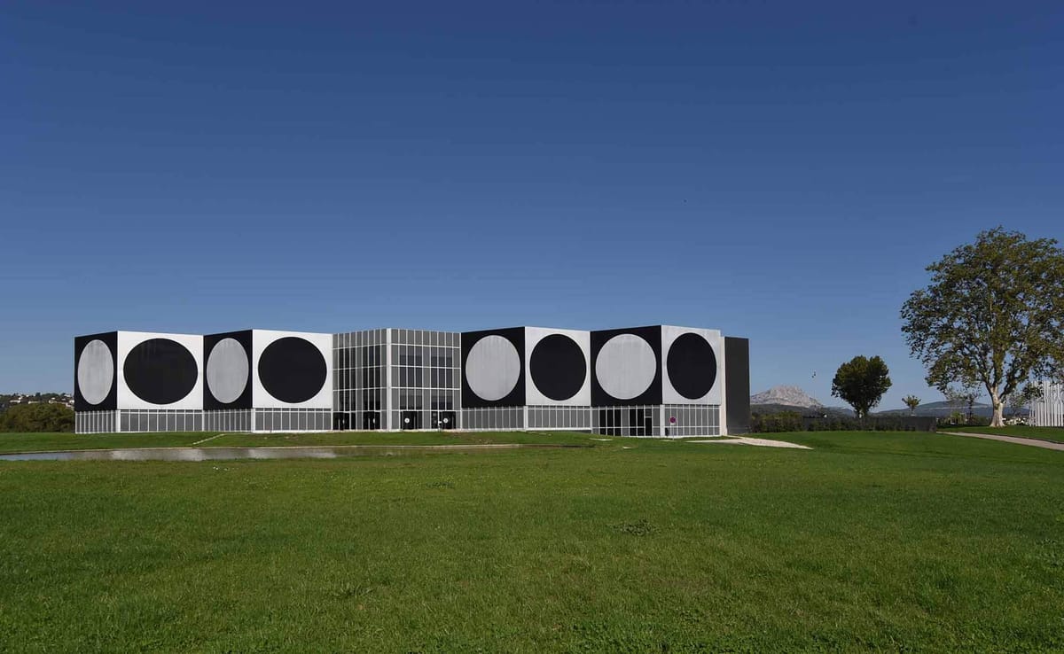 Fondation-Vasarely-Aix-facade-expositon-SUD-EST