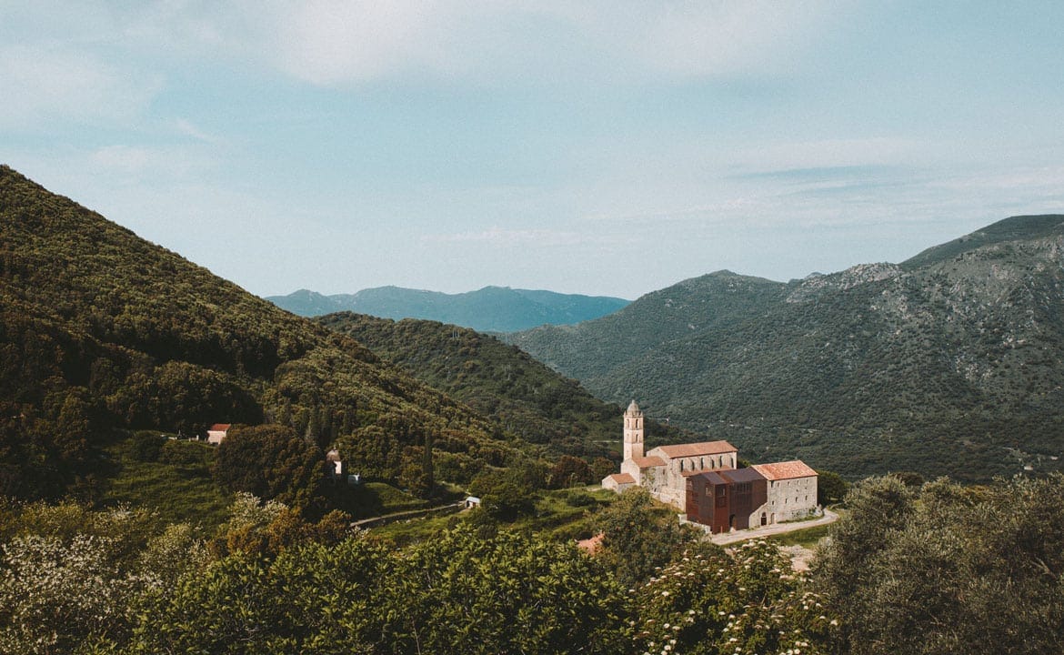 Le couvent fortifié du XVe, classé en plein maquis au coeur de l’Alta Rocca et en réhabilitation par l’architecte Amelia Tavella.