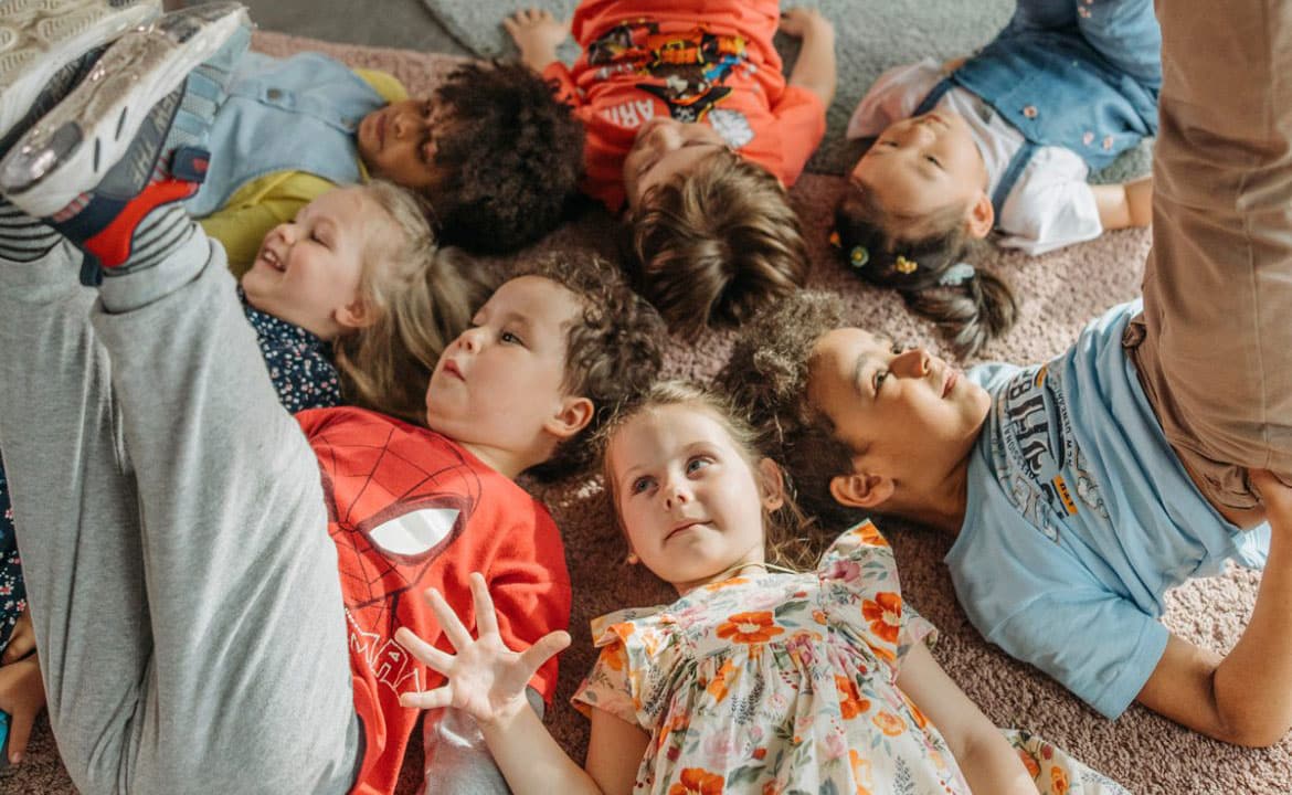 Occuper les enfants avec des jeux éducatifs sans écran.