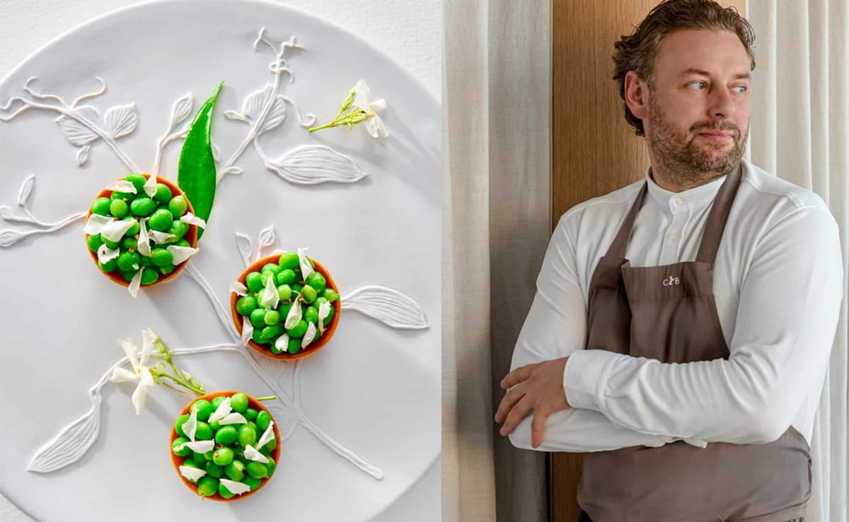 Les fines tartelettes au lacté de brebis, sureau et petits pois caviar par Arnaud Donckele.