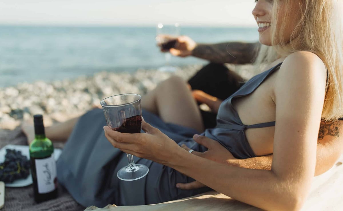 Anastasia Shuraeva avec un verre de vin naturel à la main.