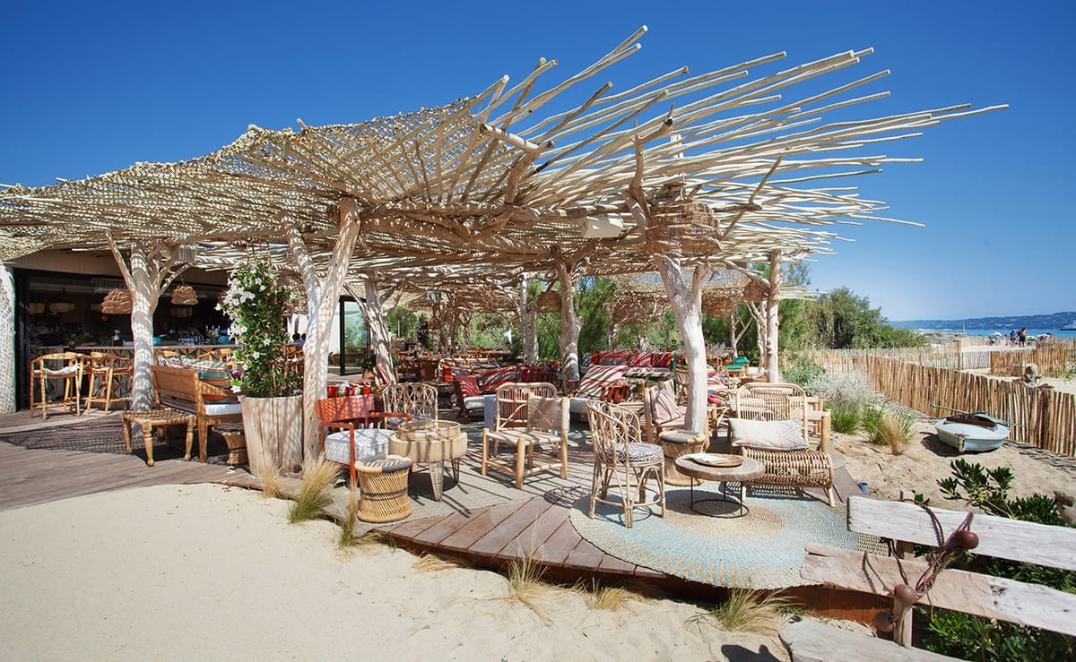 une-plage-en-hiver-a-saint-tropez-CABANE-BAMBOU_plage