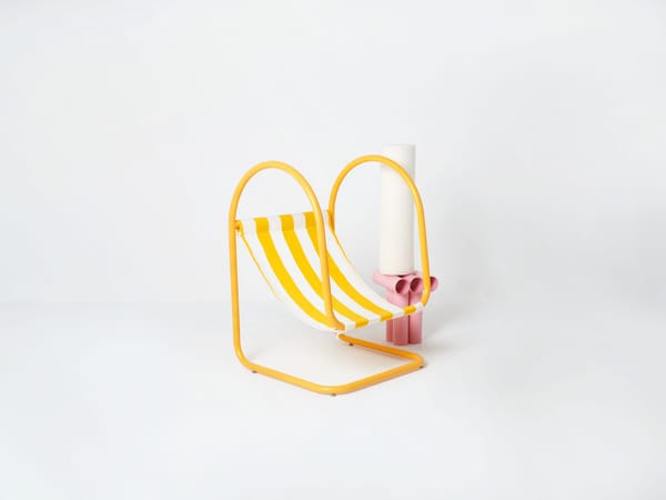 Fauteuil vintage contemporain jaune avec le tabouret Septem rose désignés par Axel Chay