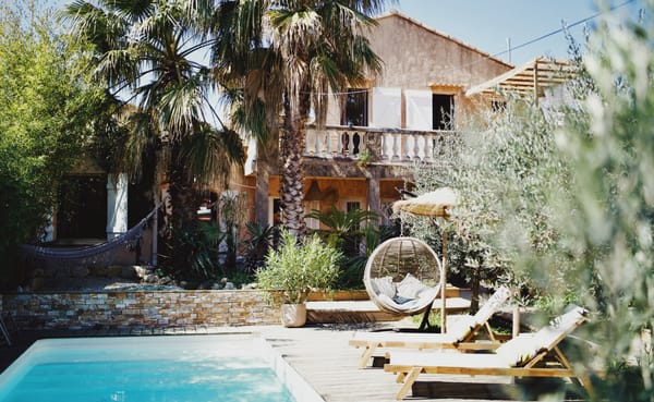 Chambre-Hotes-marseille-LA-PINEDE-©-LEA-DOMINGUEZ-exterieur-piscine