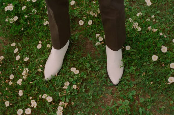 Image prise de bas de deux bottes végan à base de maïs.