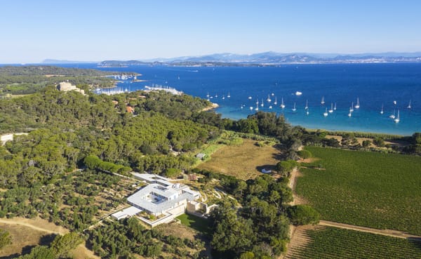 La FondatioN Carmignac à Porquerolles, un lieu de culture en Méditerranée.