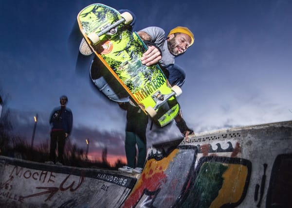 Spot de skateurs fait maison sur un terrain vague de la Capelette à Marseille.
