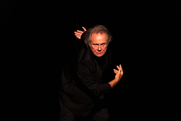 Philippe Martin, metteur en scène, acteur, auteur, homme de théâtre et enseignant représenté sur scène