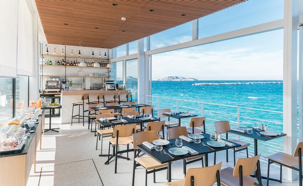 Toques-Feminines-Marseille-Tatiana-et-Katia-Levha-Les-Bords-de-Mer-vue-mer