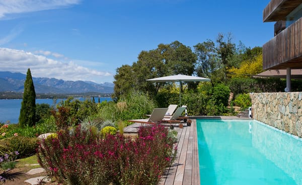 deconfinez-moi-ici-#6-Hotel-Casadelmar--Corse-suite-piscine