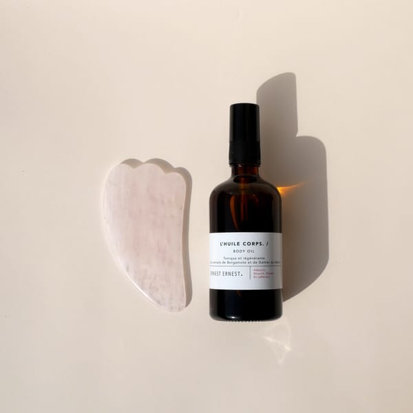 Produits cosmétiques comprenant une huile corps et un gua sha de la marque Ernest Ernest