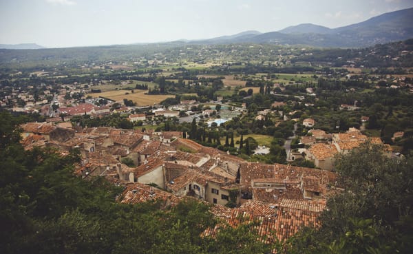 pays-de-fayence-villages-perches-vue-panoramique-tour-horloge-fayence