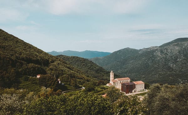 Le couvent fortifié du XVe, classé en plein maquis au coeur de l’Alta Rocca et en réhabilitation par l’architecte Amelia Tavella.