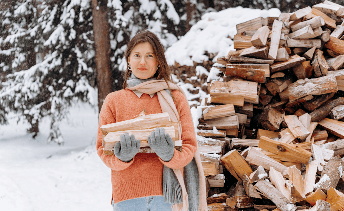 Femme portant des bûches de Noël en référence aux bûches pâtissières ou glacés.