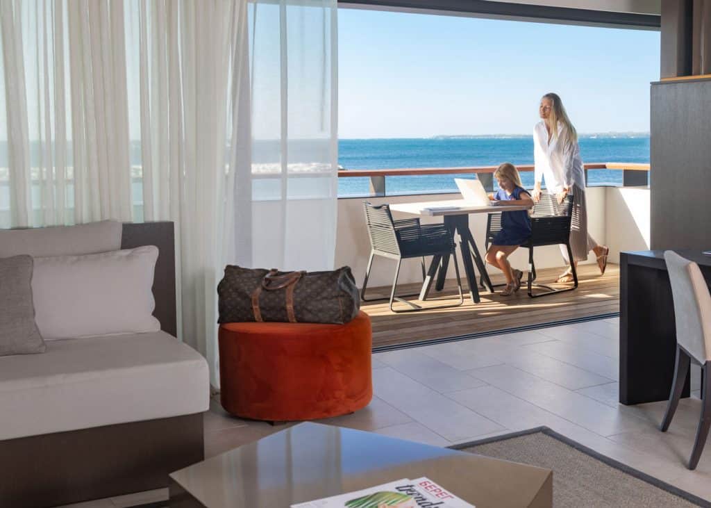 Cap-Antibes-Beach-Hotel-Open-window_endless-sea-view