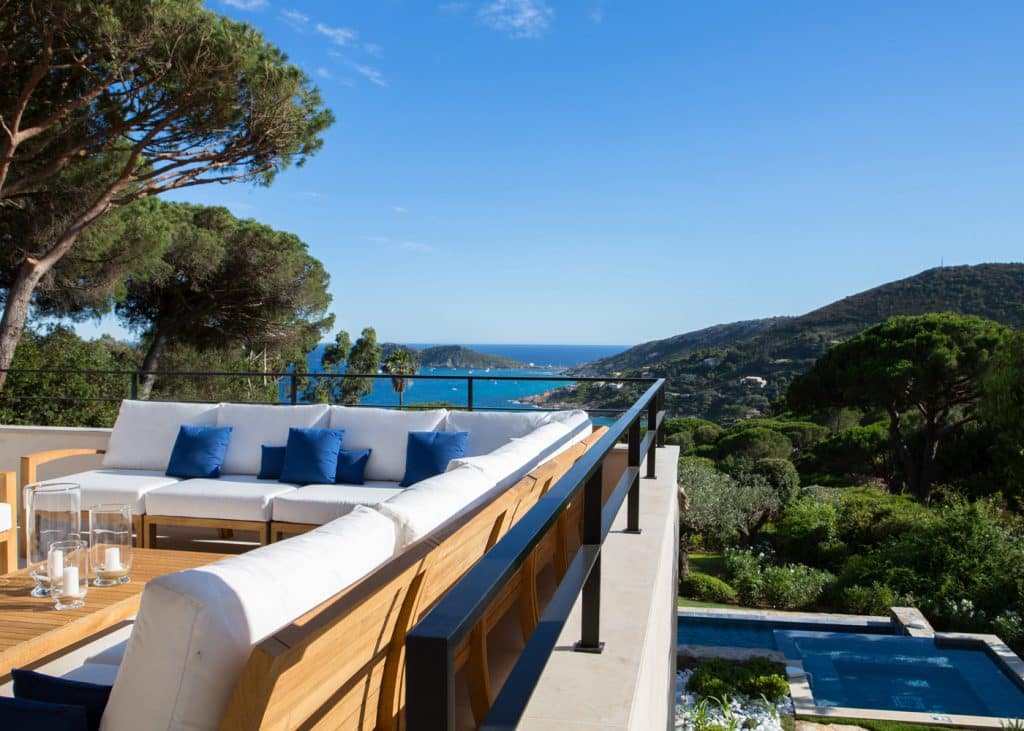 hotels-confinez-moi-ici-#4-mcmd-La-Reserve-Ramatuelle-Villa-2-terrace-view-@Gregoire-Gardette