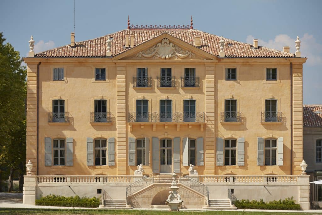 Façade du Château de Fonscolombe à Aix-en-Provence, à côté de laquelle se trouve le potager bio du château et les produits du terroir pour cuisiner la Sériole de Méditerranée.