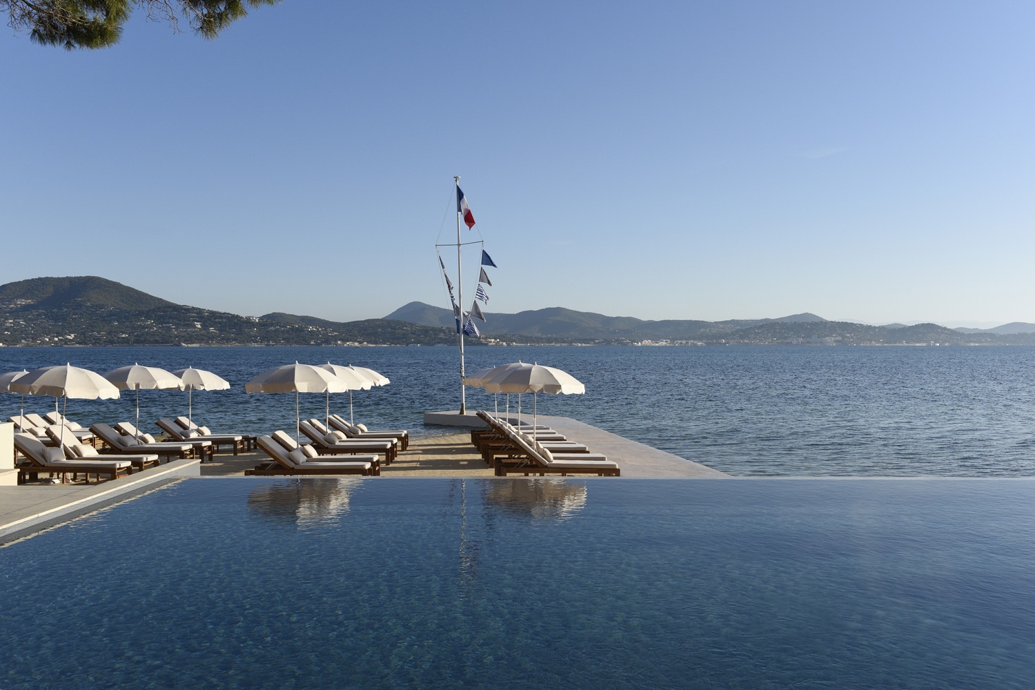 Piscines-Hotels-Cheval-Blanc-St-Tropez---Pool-with-a-View-©V-Mati