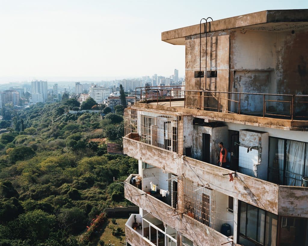 L’État d’esprit africain par Guillaume Bonn, Appartements avec vue sur le centre-ville de Maputo aux rencontres d’Arles 2021.