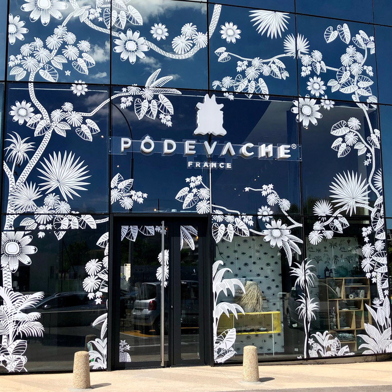 Sudnly-mag-vitrine-decoration-spécial-été--Podevache-boutique-Marseillle-facade