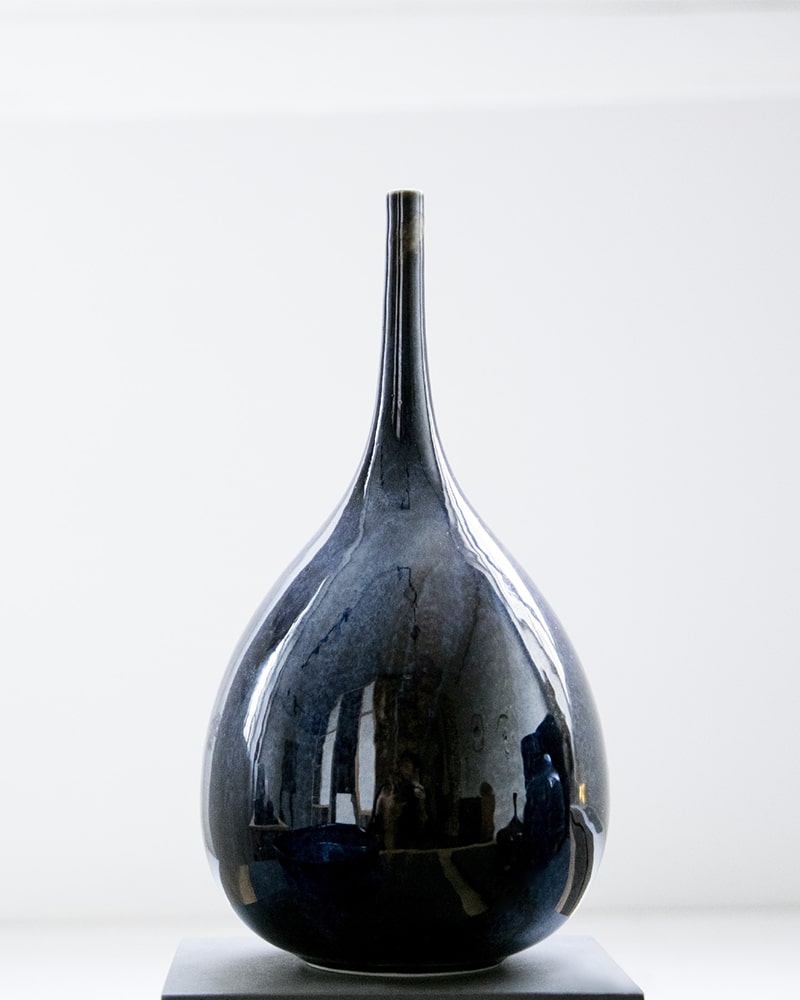 Le vase en porcelaine de Koch Sato à la Maison des Métiers d’Art de Pézenas.