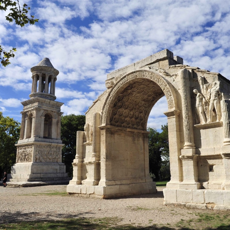 Le Site archéologique de Glanum à Saint-Rémy-de-Provence par le Monument jeu d’enfant.
