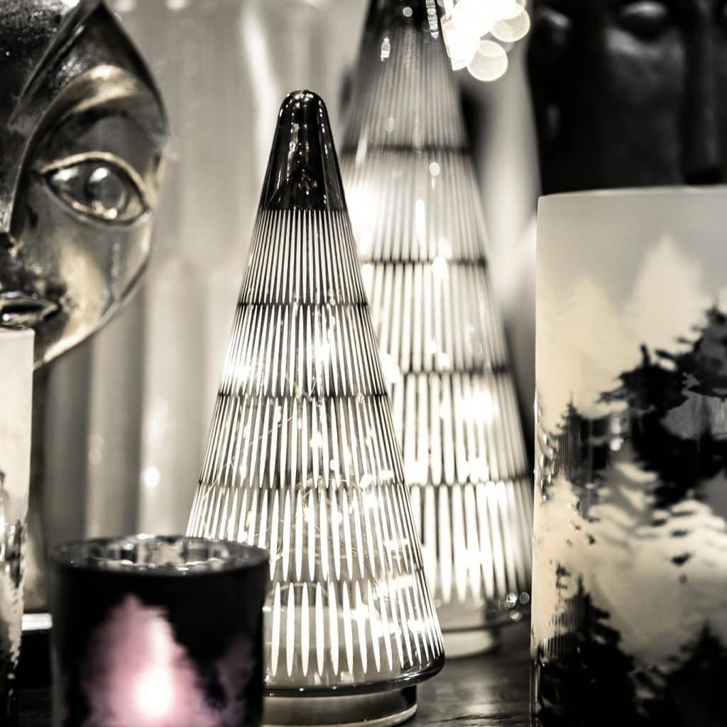 Les bougeoirs cônes en verre de chez Athezza pour un Noël mystique.