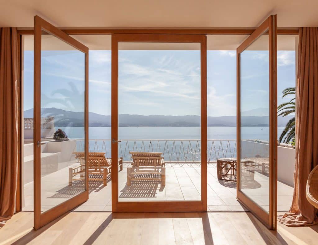 La modernité et le geste architectural ultra-contemporain d’une villa en bord de mer par Amelia Tavella.