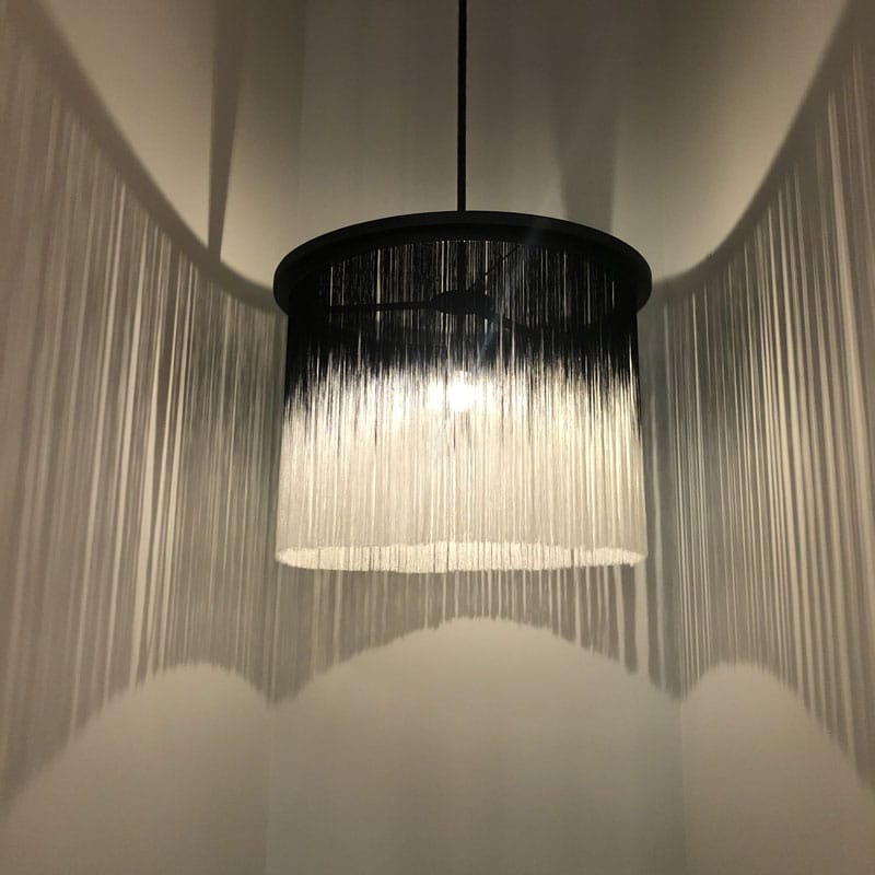 Les luminaires d’hiver sous la forme de suspension Wong black & white par Ann Demeulemeester pour Serax chez Melville Design.