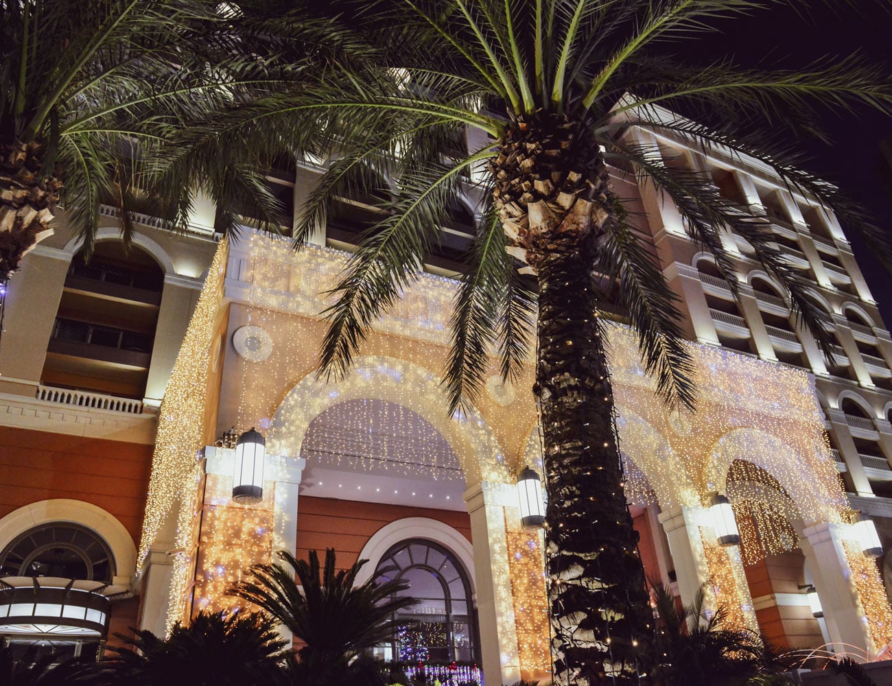 sudnly-monte-carlo-bay-hotel-resort-facade-hotel-decorations-Noel-palmiers