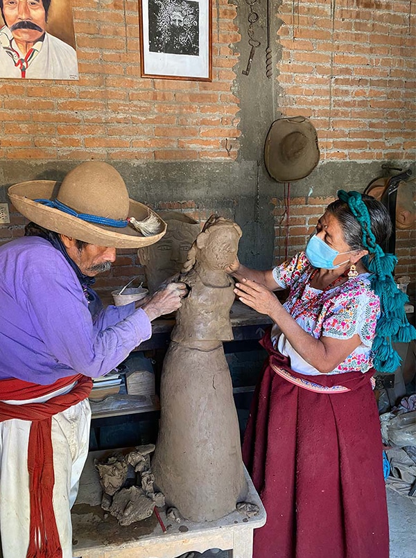 Une femme et un homme faisant de la poterie.