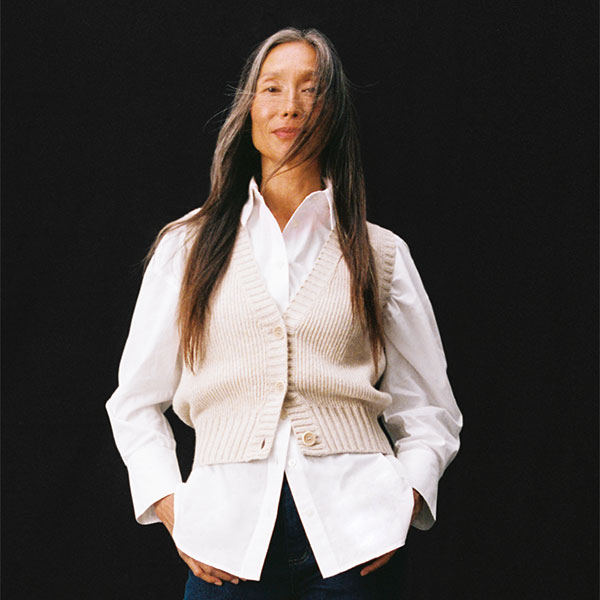 Femme portant des vêtements à base de fibres recyclées et biologique de la marque « Thinking Mu ».