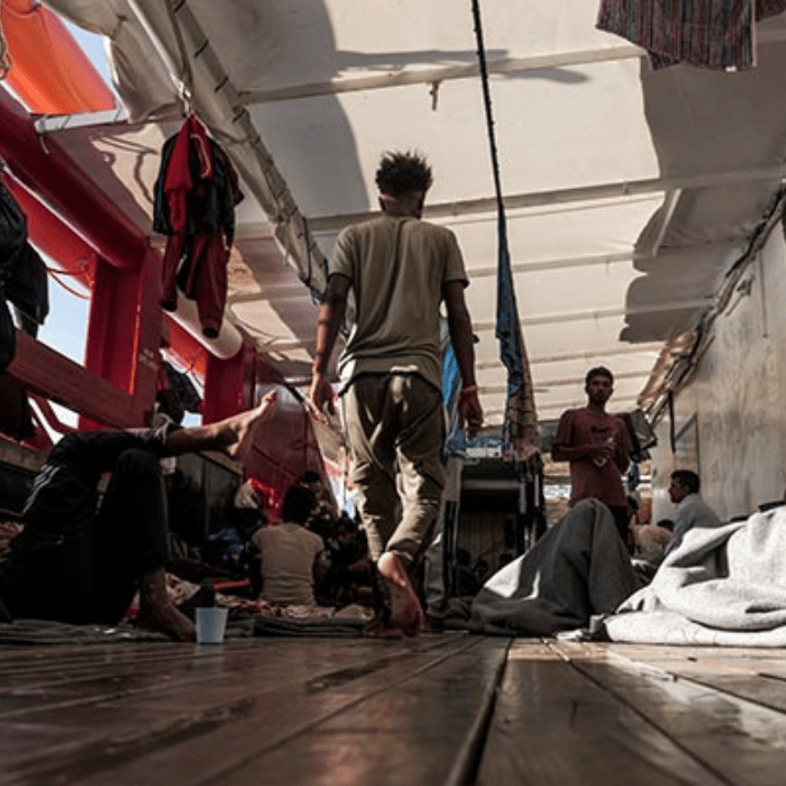 Image de nombreux rescapés bloqués à bord de l’Ocean Viking présentée par l’ONG SOS Méditerranée.