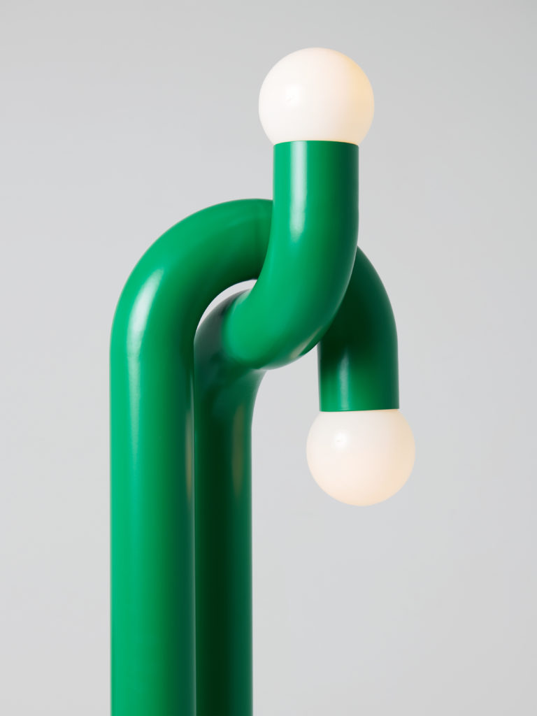 Le lampadaire modulation réalisé en acier laqué vert, avec les globes en verre par Axel Chay.