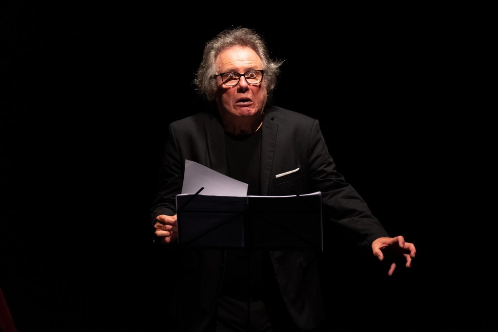 Philippe Martin sur scène jouant une pièce de Molière.