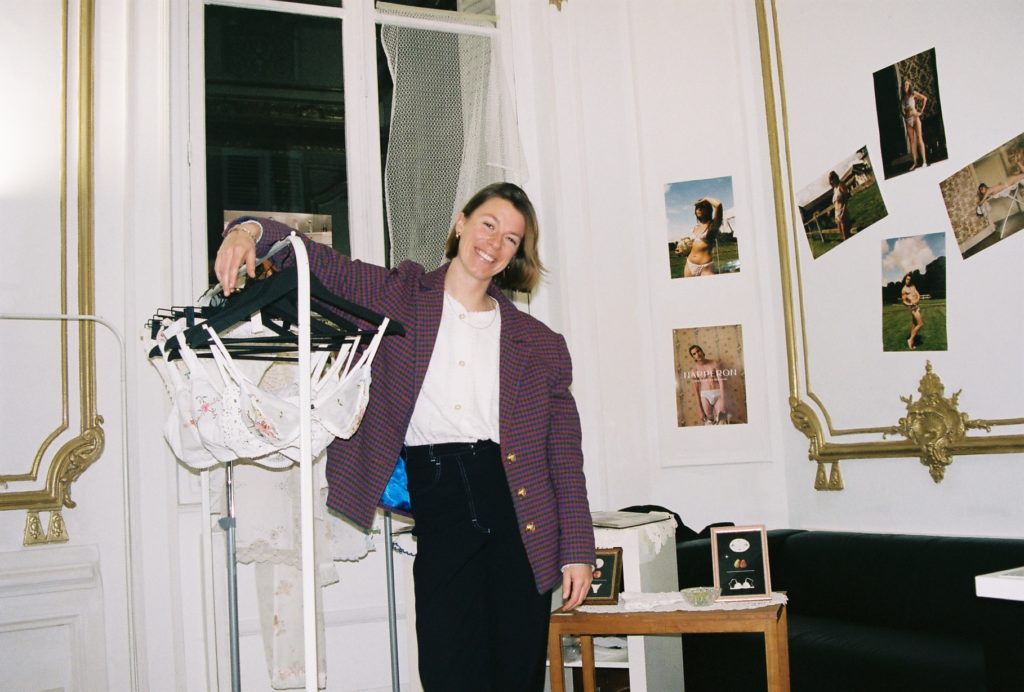 Julie Debove souriante dans son atelier pour sa marque Napperon.